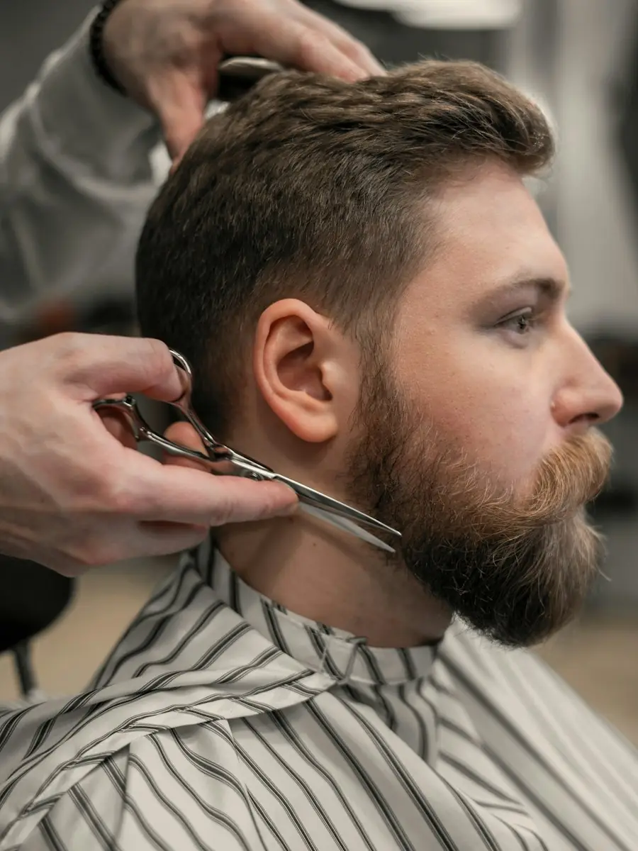 Aparo de barba na tesoura